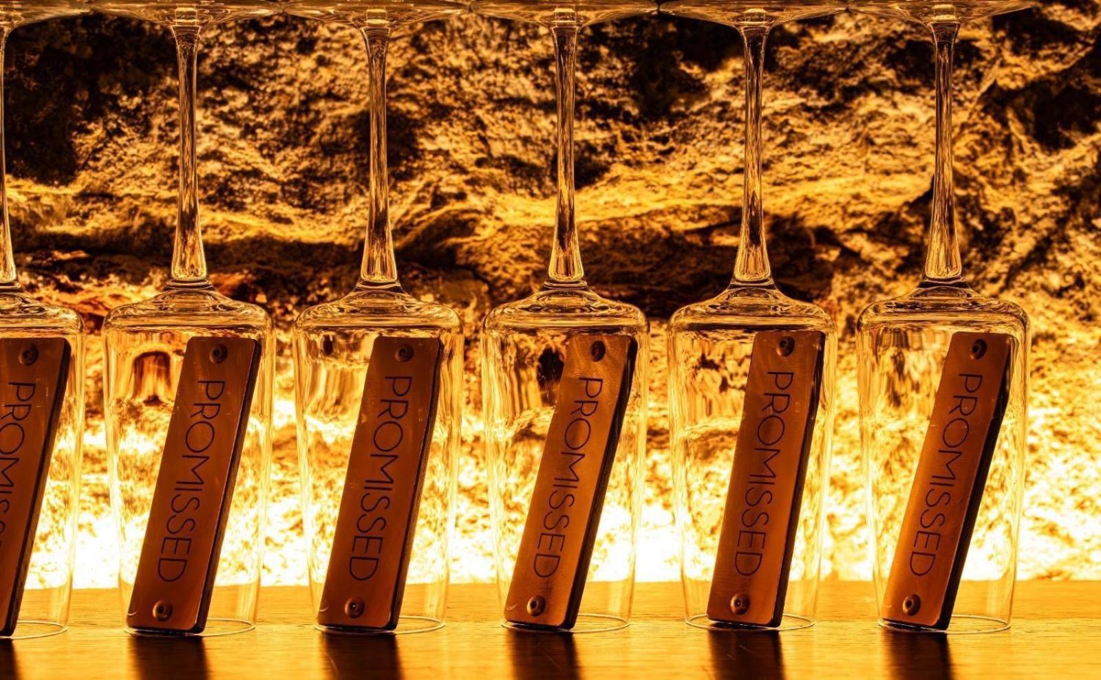 Pullman Riga Old Town Ξενοδοχείο Εξωτερικό φωτογραφία Champagne glasses