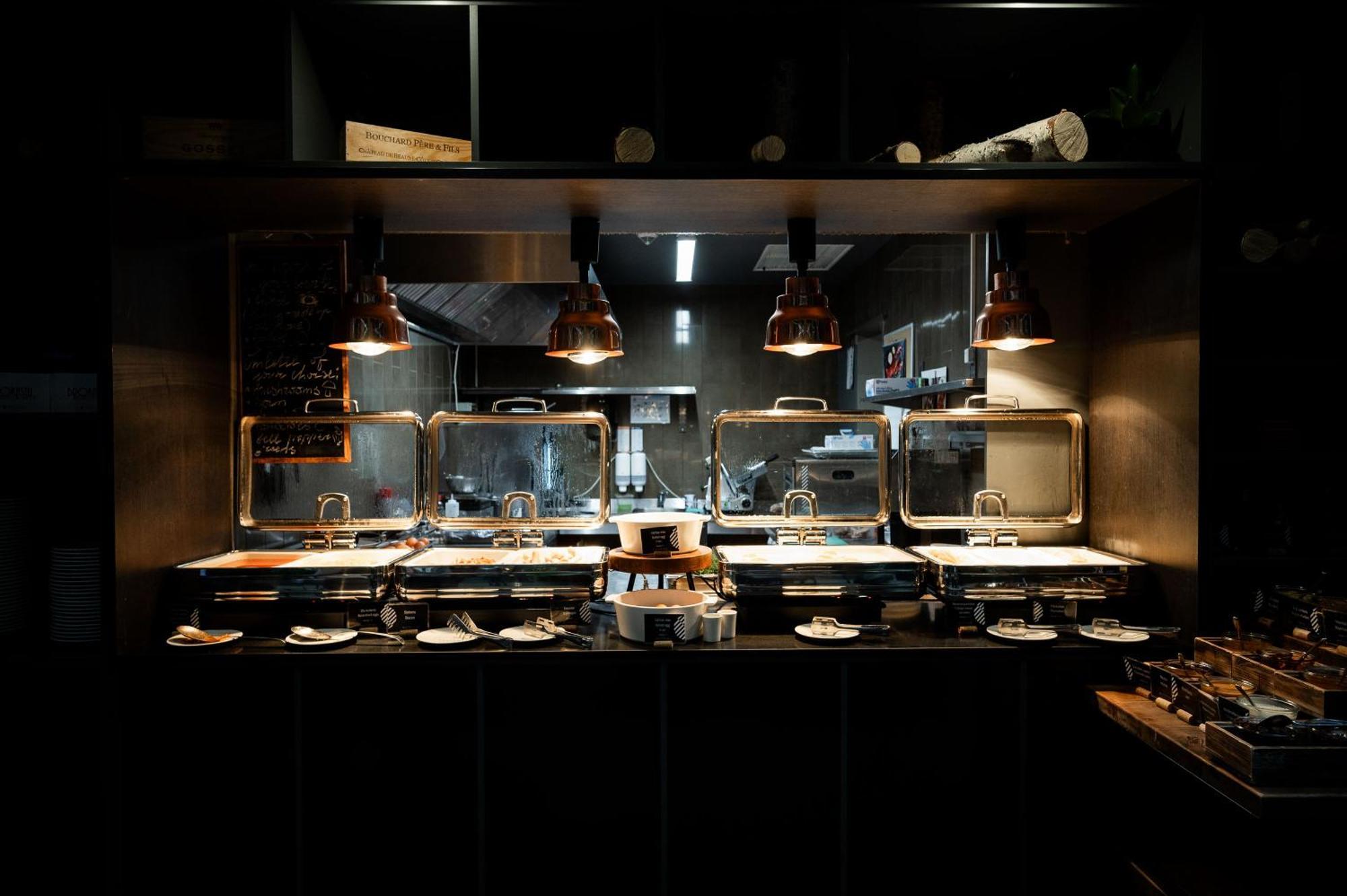 Pullman Riga Old Town Ξενοδοχείο Εξωτερικό φωτογραφία The open kitchen at the restaurant