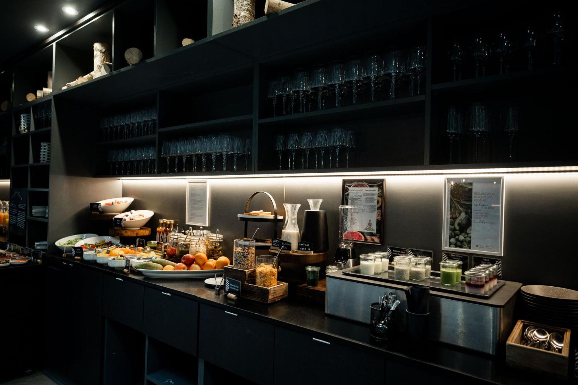 Pullman Riga Old Town Ξενοδοχείο Εξωτερικό φωτογραφία The buffet at the lounge