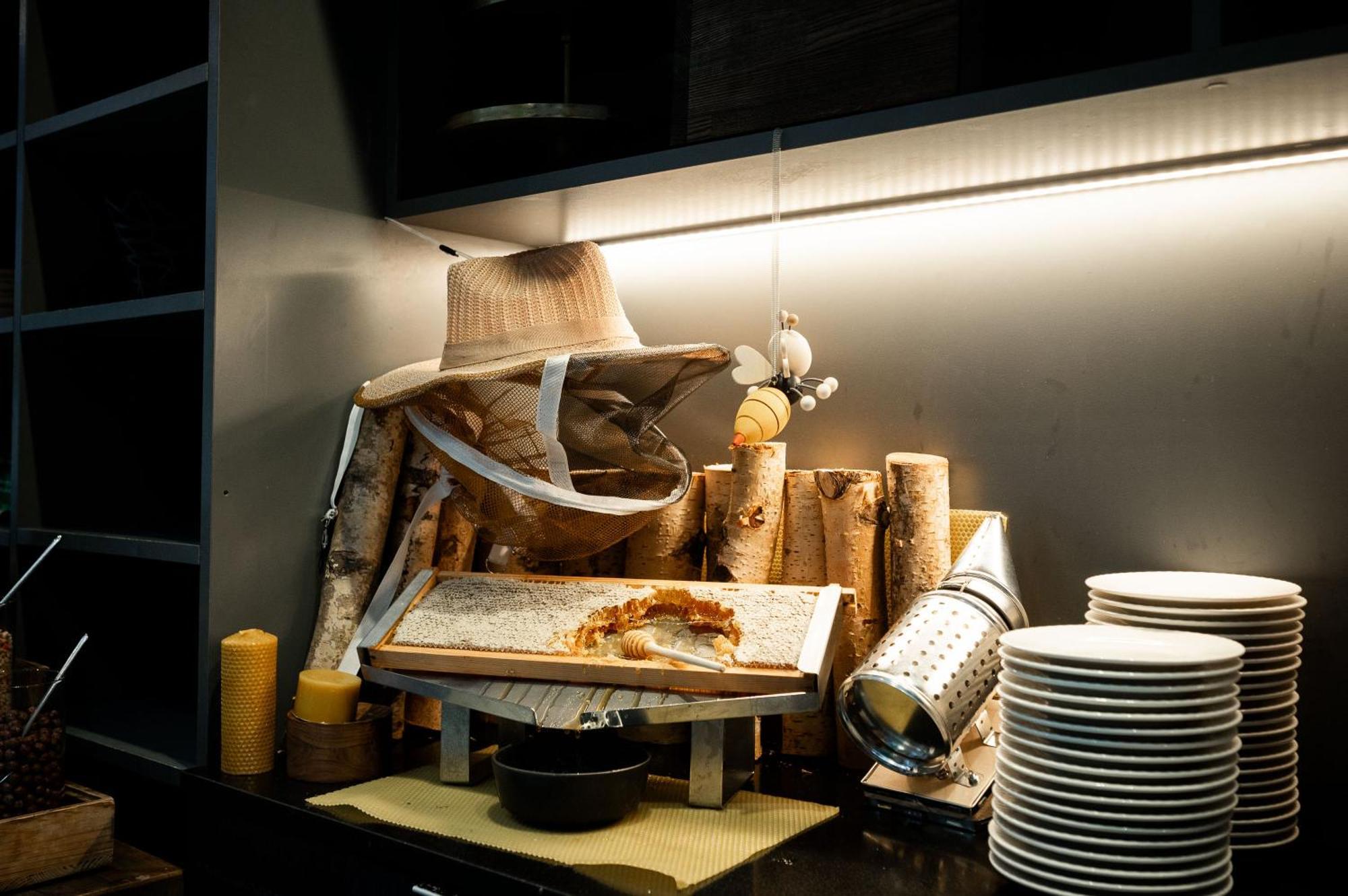 Pullman Riga Old Town Ξενοδοχείο Εξωτερικό φωτογραφία A display of a whole duck at a restaurant