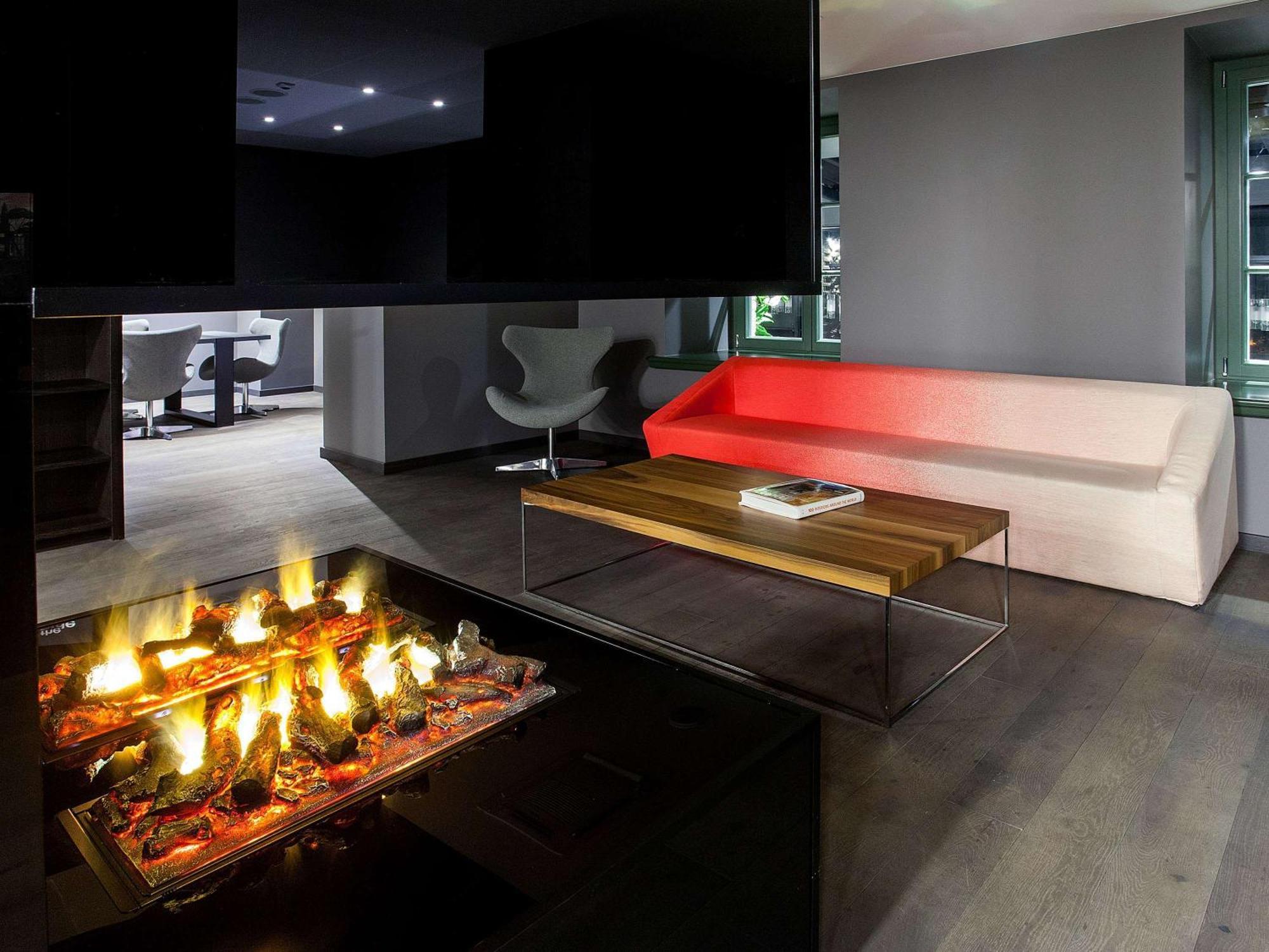 Pullman Riga Old Town Ξενοδοχείο Εξωτερικό φωτογραφία A fireplace with a suspended TV