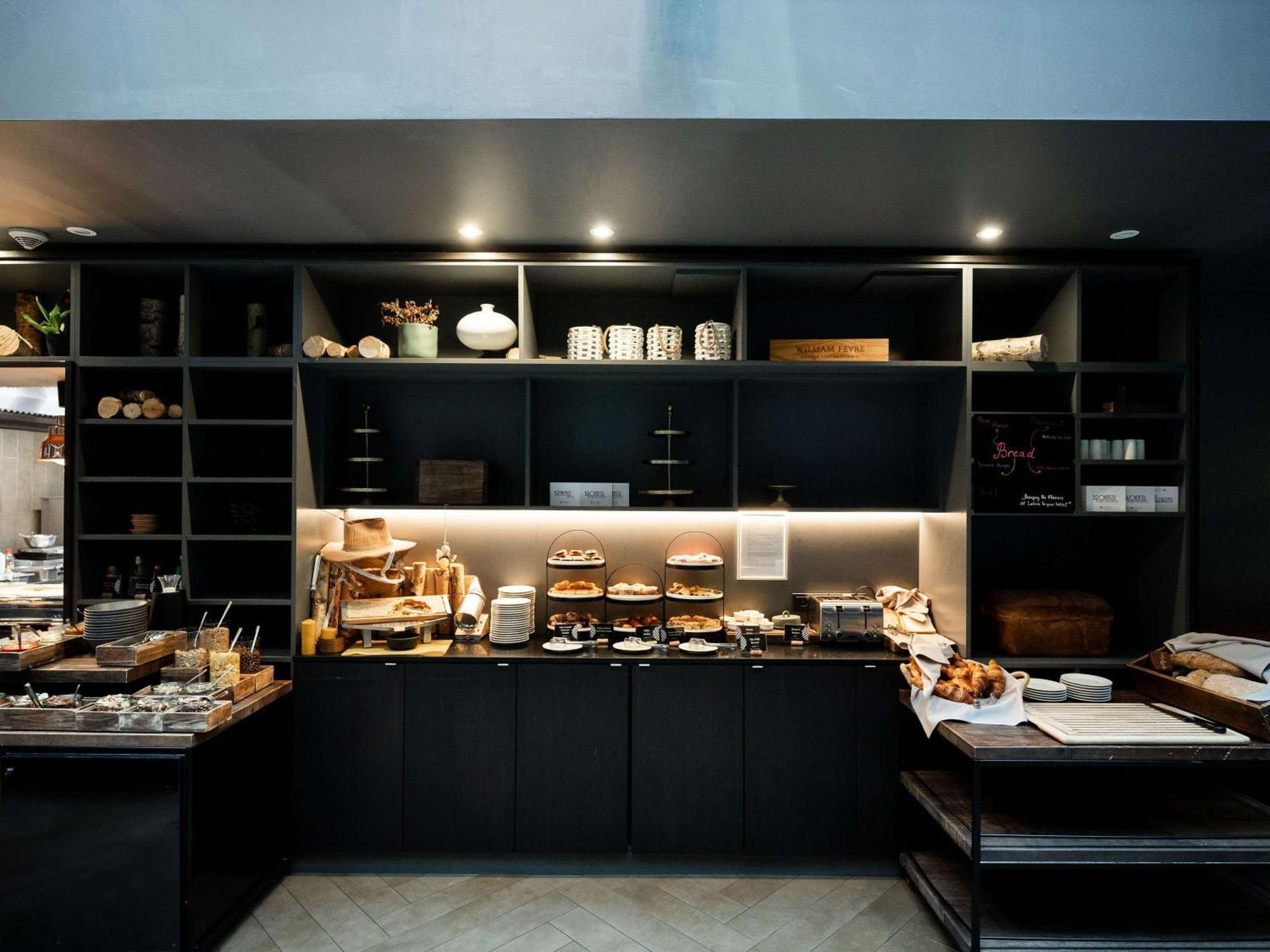 Pullman Riga Old Town Ξενοδοχείο Εξωτερικό φωτογραφία The buffet at the lounge